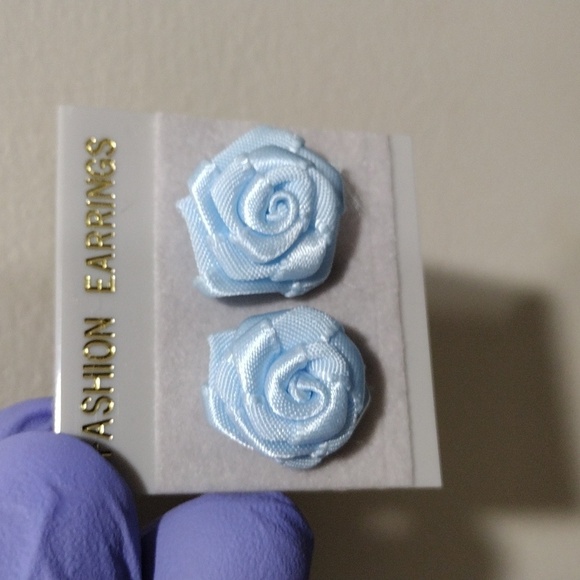 Women's Stunning Silver-tone Fabric Blue Flower Design Stud Earrings, 0.75-in - Picture 5 of 6